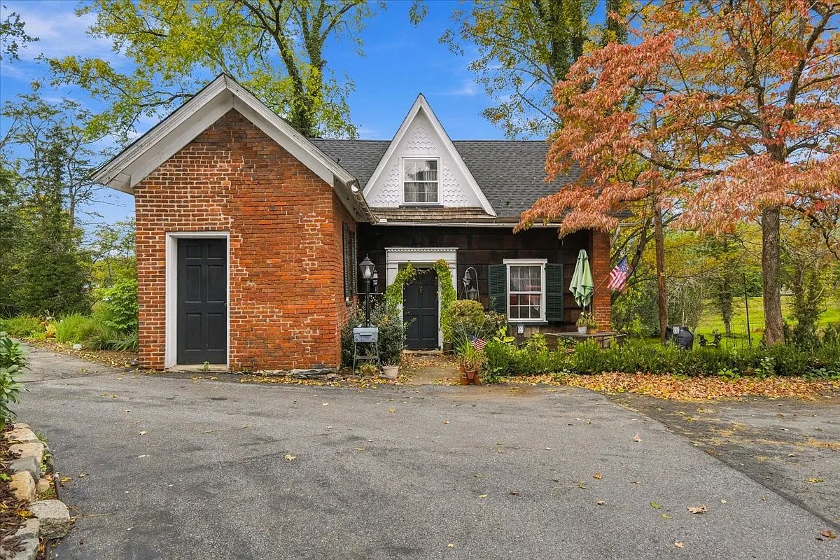 2 bed, 2100 sqft, $2,350 — Photo 2