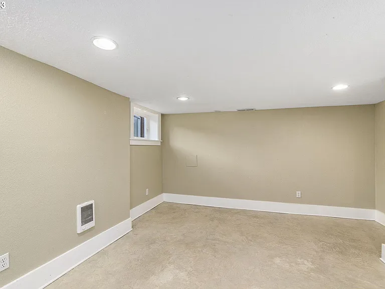 7615 SE Morrison St — Photo 18