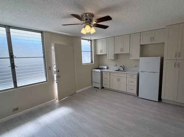 Centrally Located 1-Bedroom Walk-Up Apartment Minutes to Downtown & Queens Hospital