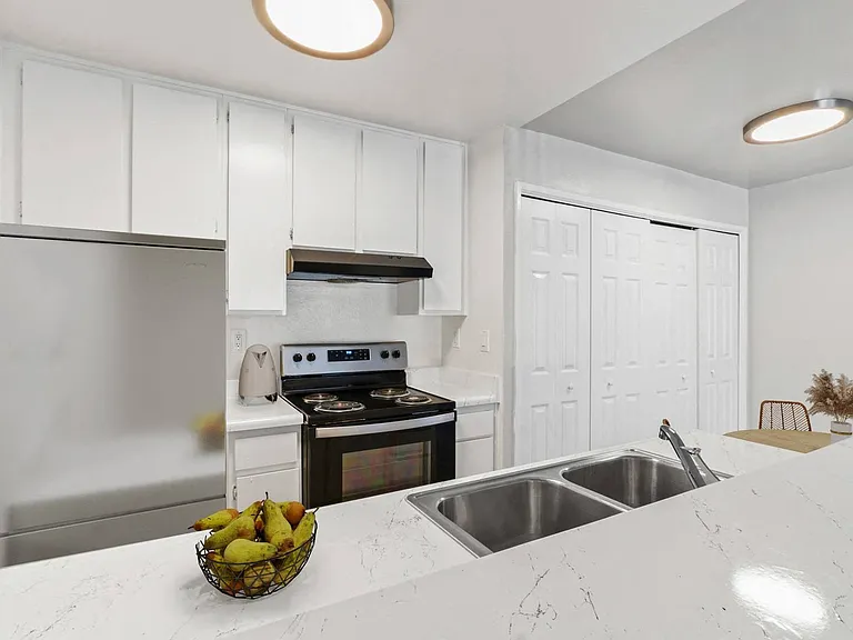 Parkwood Apartments — Photo 2