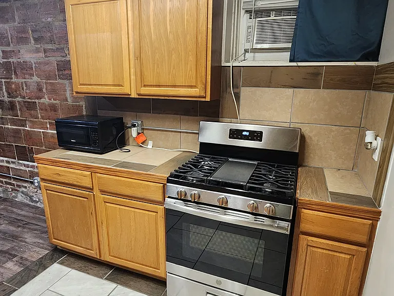 1136 Park Ave #9 — Photo 5