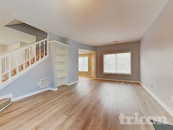 3rd image of 5221 Oaktree Trl