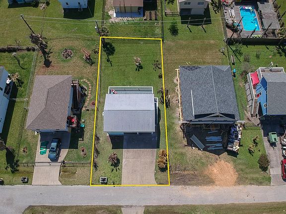 Large yard space. Spacious enough to put in a pool and backyard kitchen...