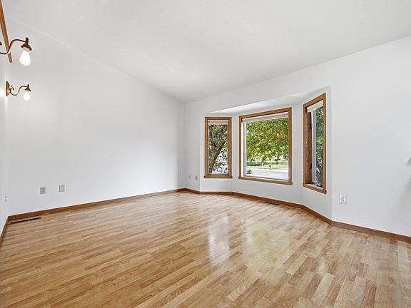 5th image of 2522 34th Ave S