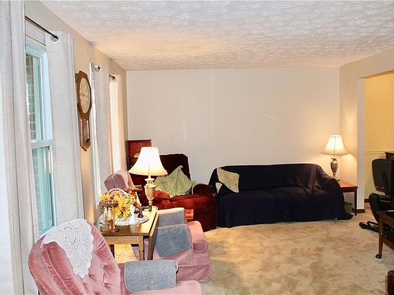 3rd image of 35 Rolling Hill Dr