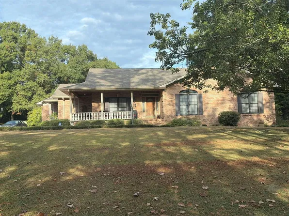 209 Sunset Dr, Talladega, AL 35096