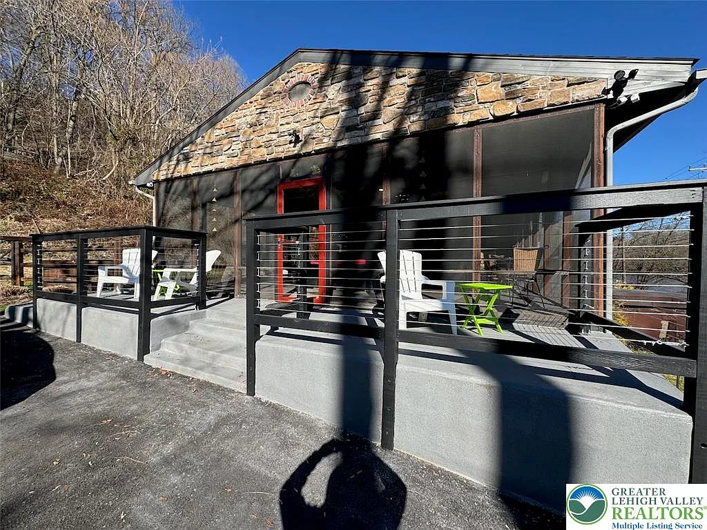 3 bed, 1.5 bath, 1664 sqft, $2,995 — Photo 3