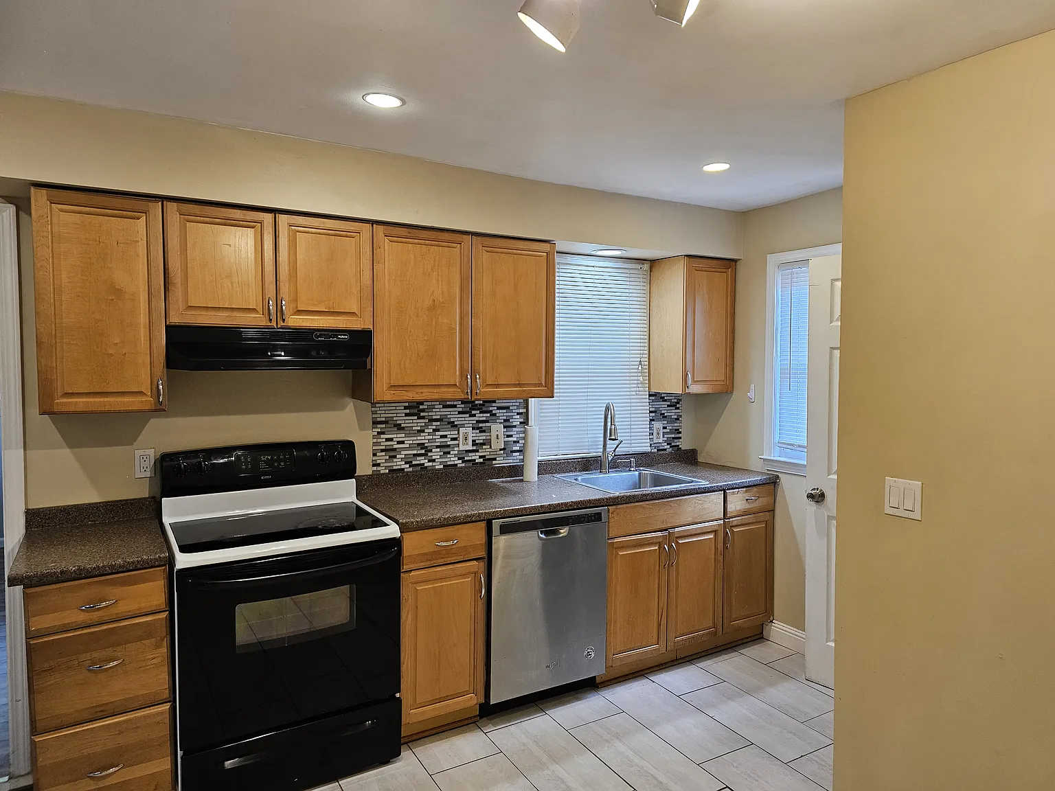 3 bed, 1.5 bath, 1200 sqft, $1,600 — Photo 2
