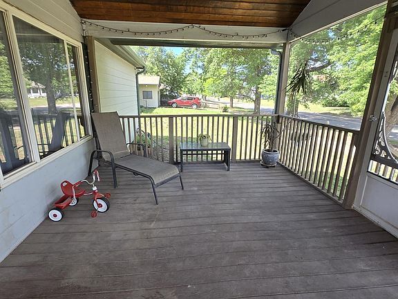 5th image of 822 Maple St