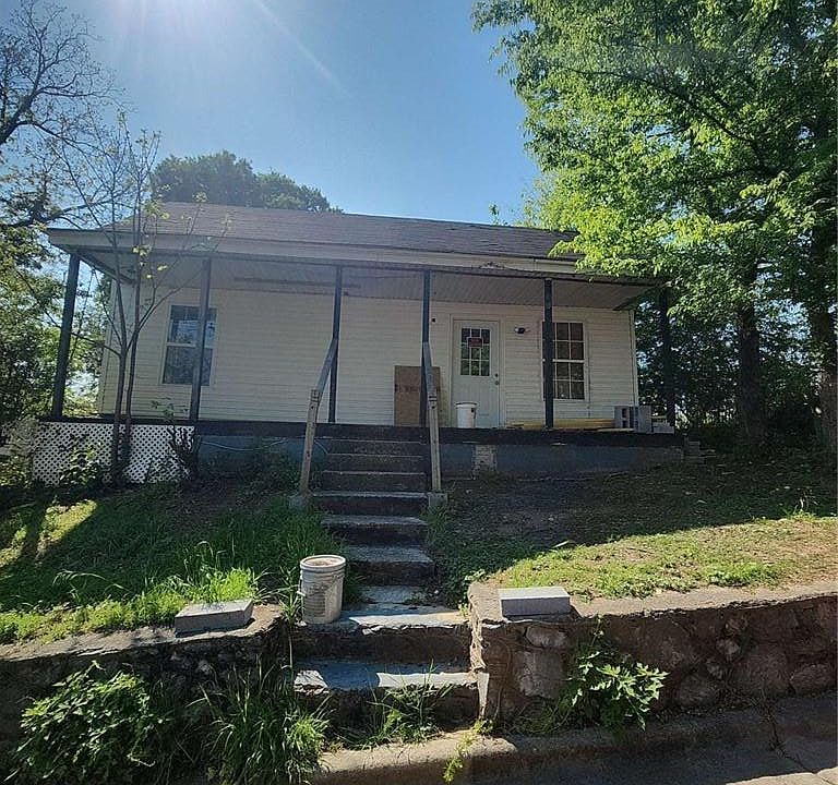 1st image of 5 Ross St NE
