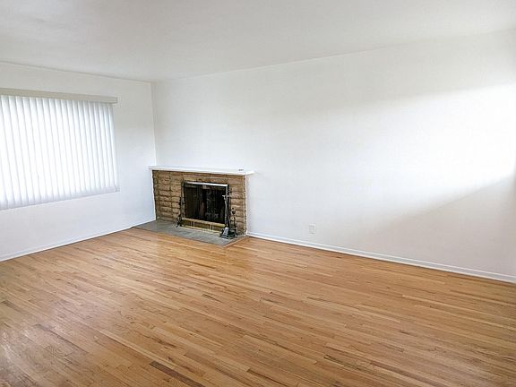 3rd image of 1109 W Queenside Dr