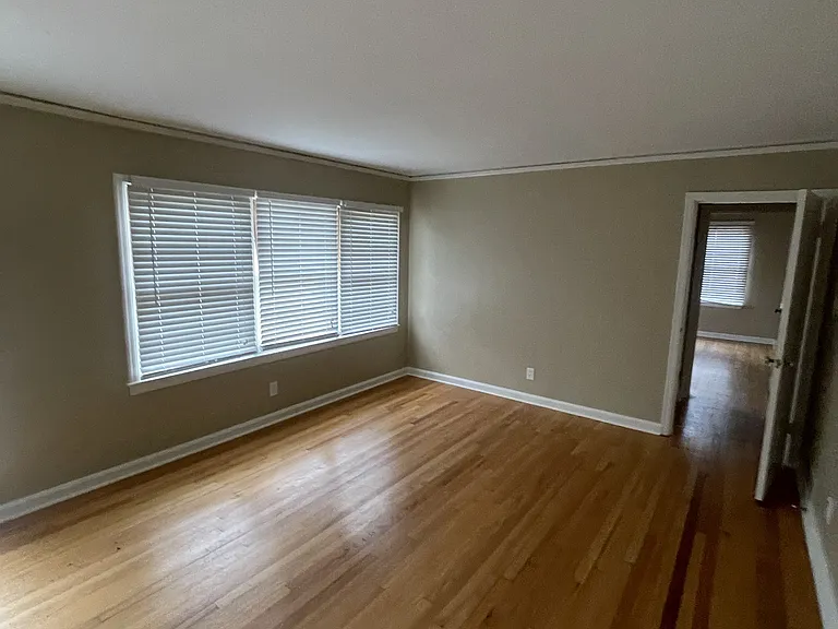 1430 Beaumont Dr — Photo 2