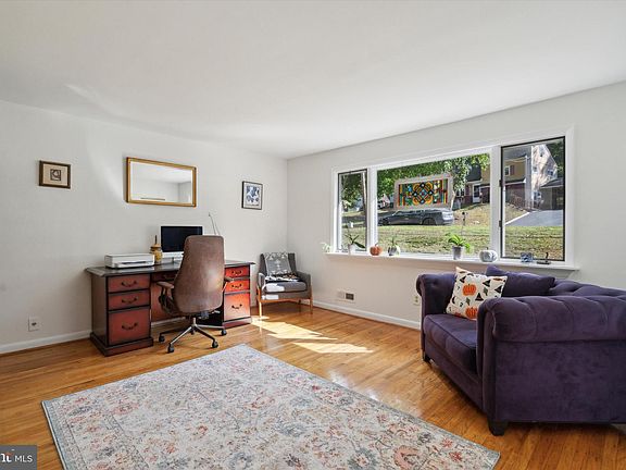 3rd image of 40 Jacqueline Dr