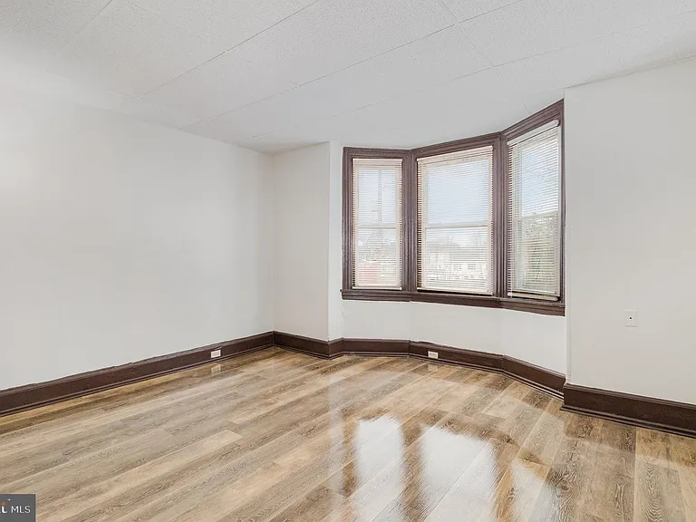 1353 Howard St — Photo 6