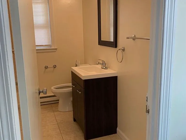 539B Burnside Ave #B2 — Photo 10