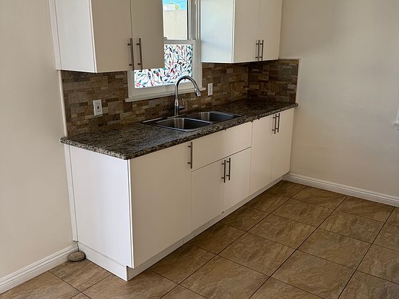 5th image of 22757 Del Valle St #3