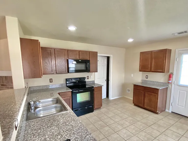 1921 Nightingale Dr — Photo 4
