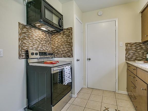3rd image of 1833 Red Bud Ln