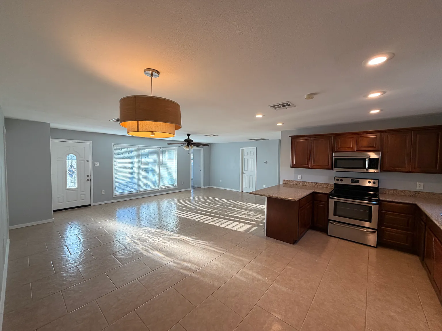 4 bed, 1576 sqft, $3,200 — Photo 4