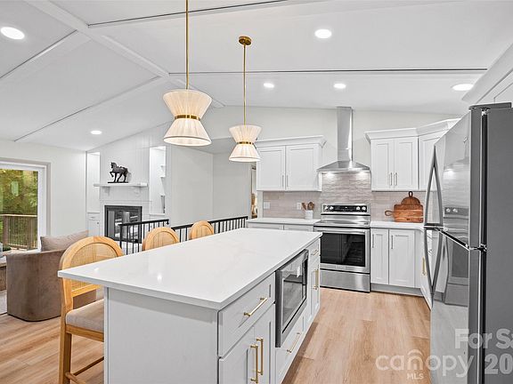5th image of 734 Charter Pl