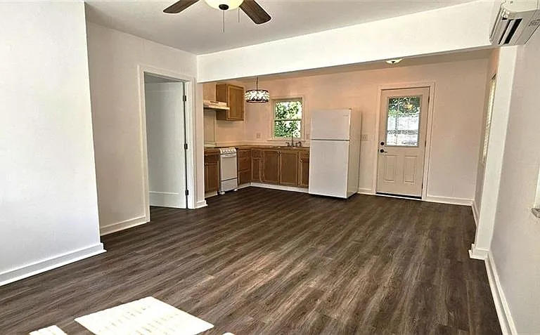 3230 W Shadowlawn Ave NE #GARAGE — Photo 1