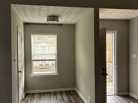 5th image of 2100 Valley Oaks Dr SE
