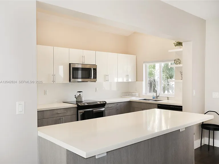 513 SW 18th Ct — Photo 9