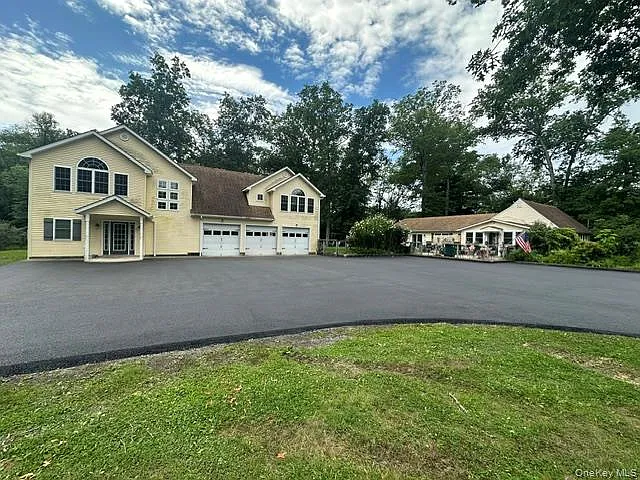 4 bed, 2.5 bath, 4054 sqft, $3,900 — Photo 1