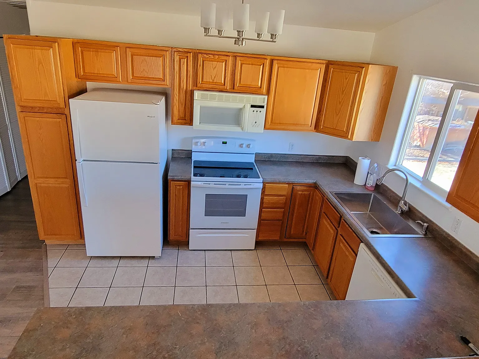 3 bed, 1090 sqft, $2,000 — Photo 3