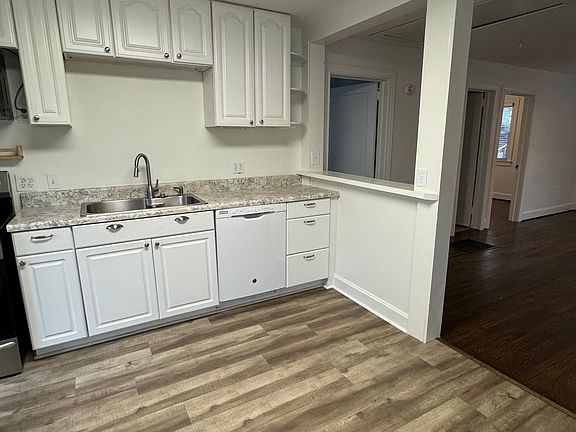 3rd image of 8 Essex Ct