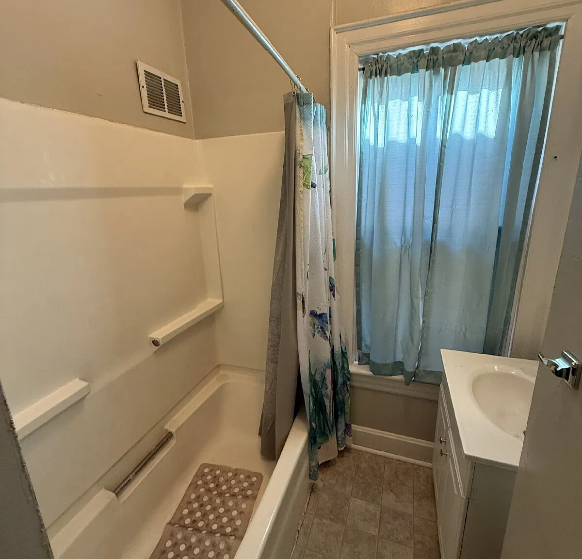 3 bed, 1.0 bath, 1196 sqft, $1,350 — Photo 4