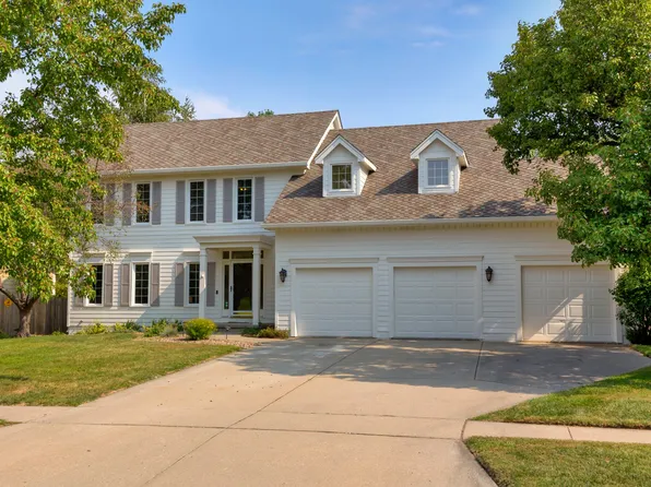 1977 Country Club Blvd, Clive, IA 50325