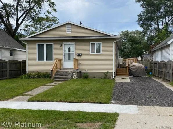 2911 Moak St, Port Huron, MI 48060
