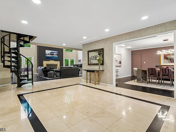 3rd image of 47 Cayuga Way