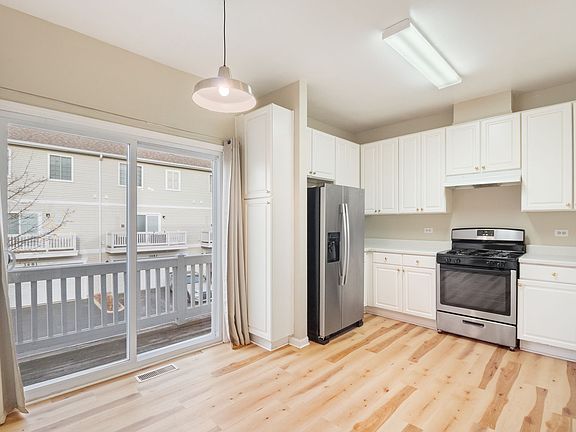 Large eat in kitchen with all stainless steel appliances