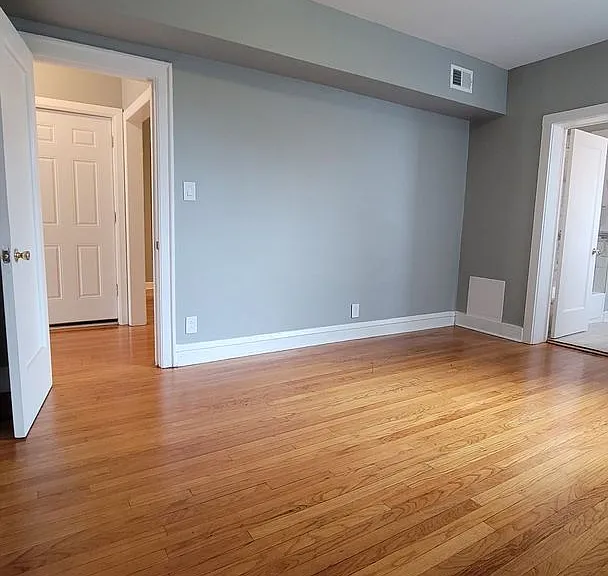7637 S Kingston Ave — Photo 4