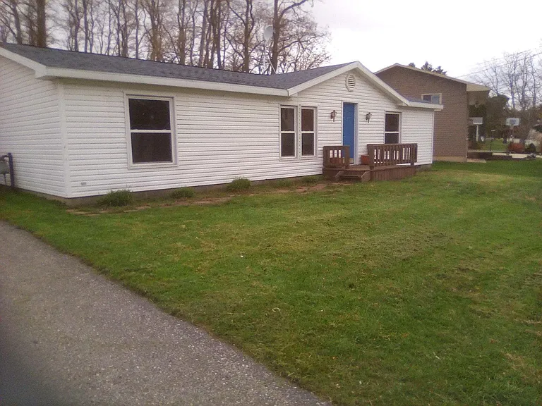 615 Lindsay St — Photo 2