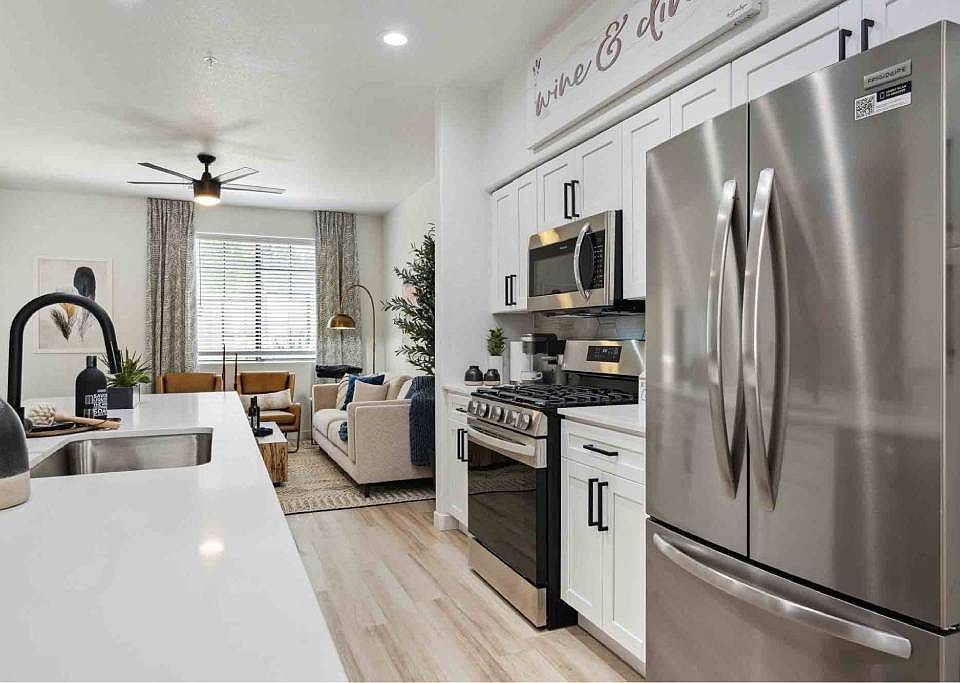 Zone Luxe, Glendale, AZ, Kitchen