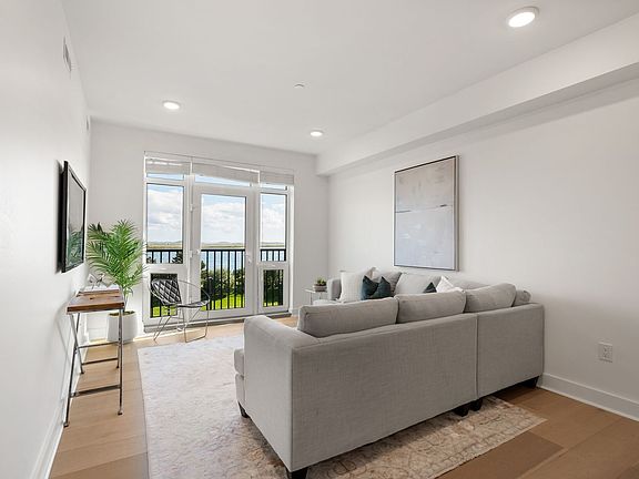 5th image of 917 Bennington St #207