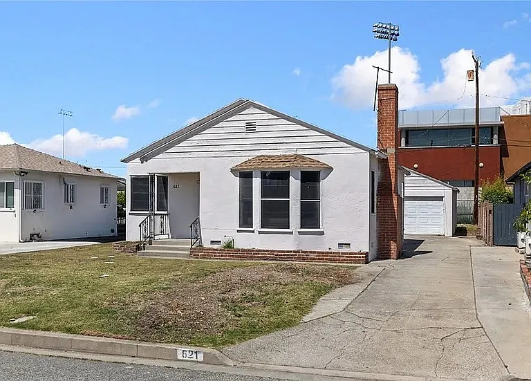 621 Kenmore Dr — Photo 1