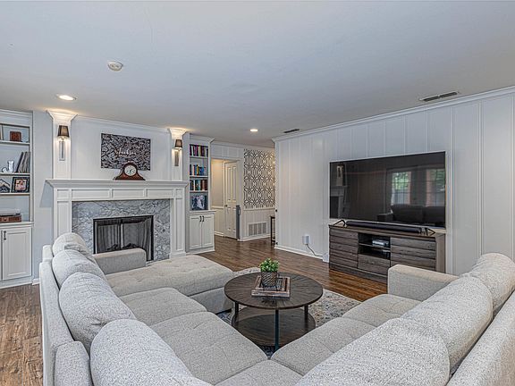 4th image of 2029 Montrose Dr