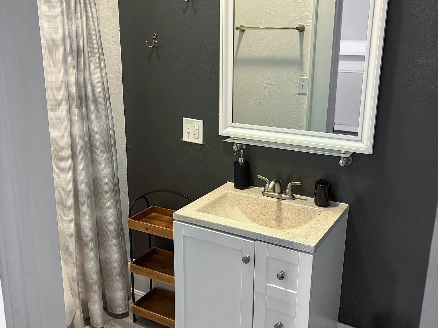 4 bed, 1.0 bath, 4158 sqft, $1,139 — Photo 3