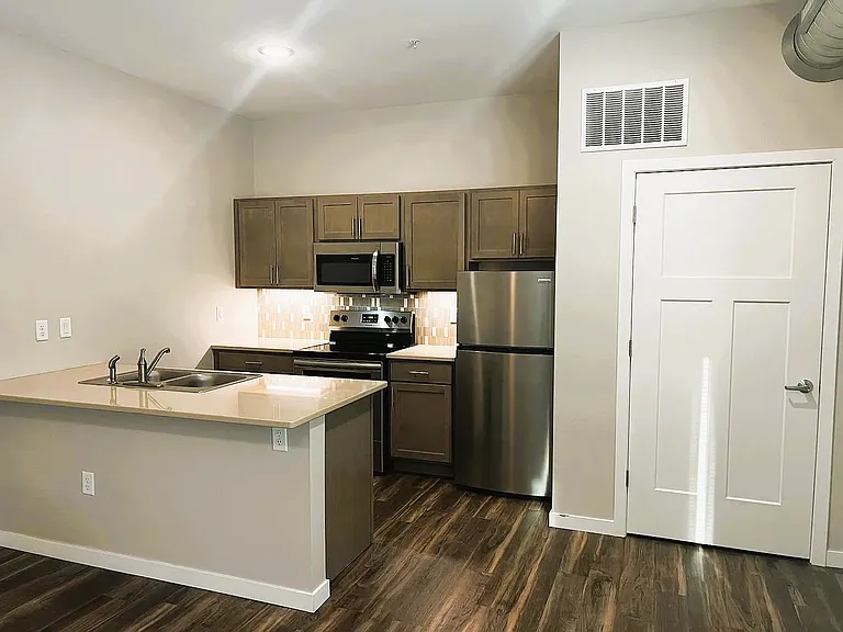 400 2nd St SW — Photo 2