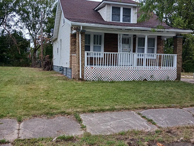 2244 W Grand St — Photo 3