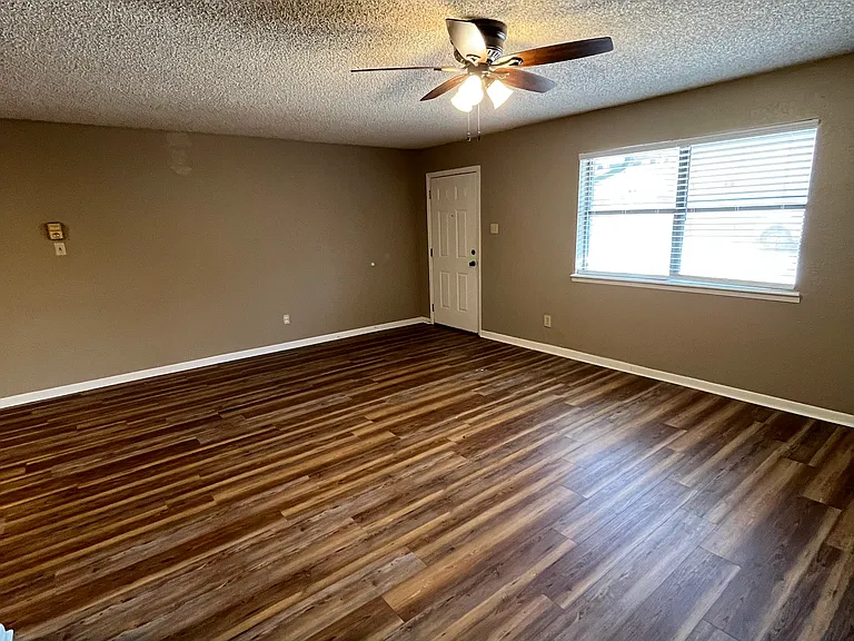 330 S Barton St — Photo 2