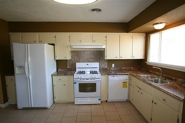 2nd image of 9 Ruth St