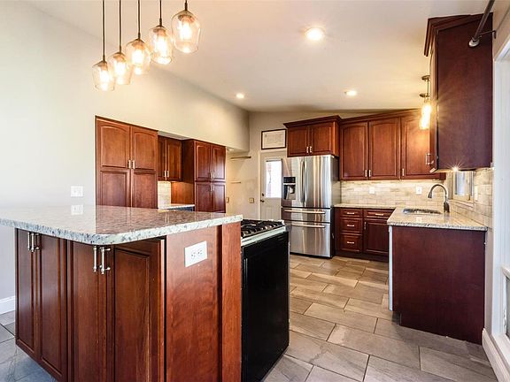 3rd image of 844 Claymont Dr