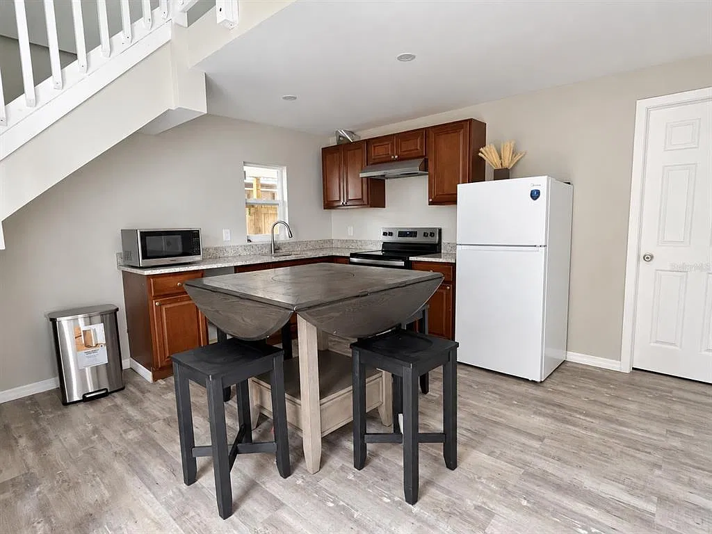 3 bed, 1.0 bath, 1000 sqft, $2,300 — Photo 2