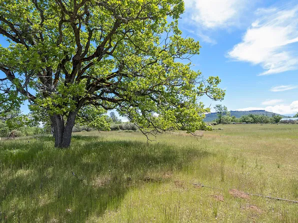 13084 Perry Rd, Central Point, OR 97502