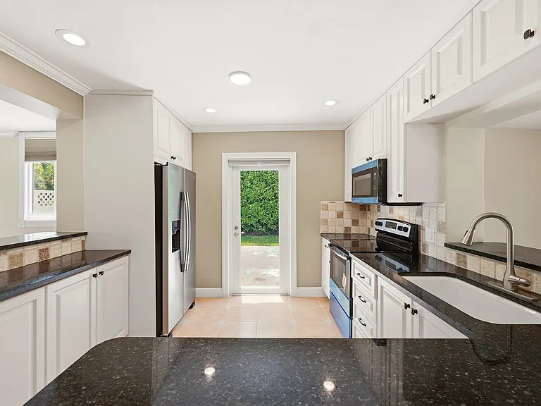 2811 NE 16th St — Photo 24